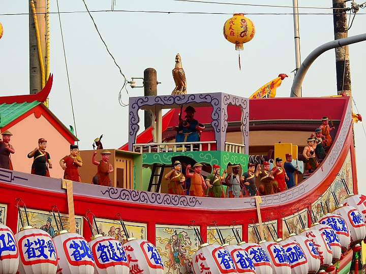 南州迎王吸引眾多Nikon單眼，P900拍出王船乘風破浪的氣勢。