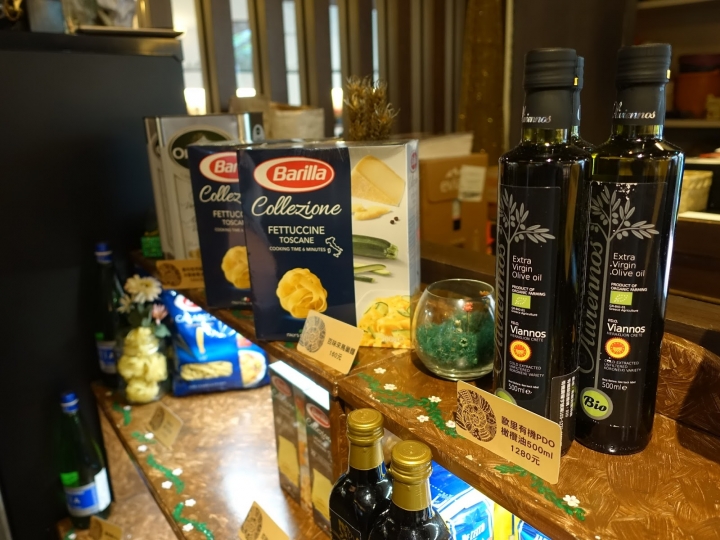 [食記] 蝸牛義大利餐廳。草莓季限定菜色--嫩煎鮭魚草莓布里起司沙拉! (民生店)