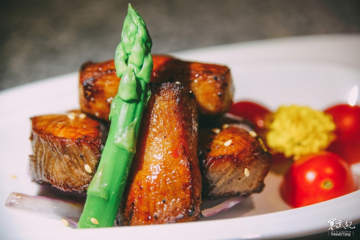 【中肯‧食記】市民大道‧頂焰精肉小酒館｜超神奇創意香檳生蠔‧日法頂級火焰炙燒料理！