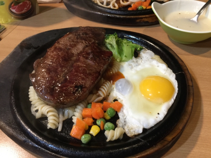 【食記】捷運亞東醫院站。厚切牛排