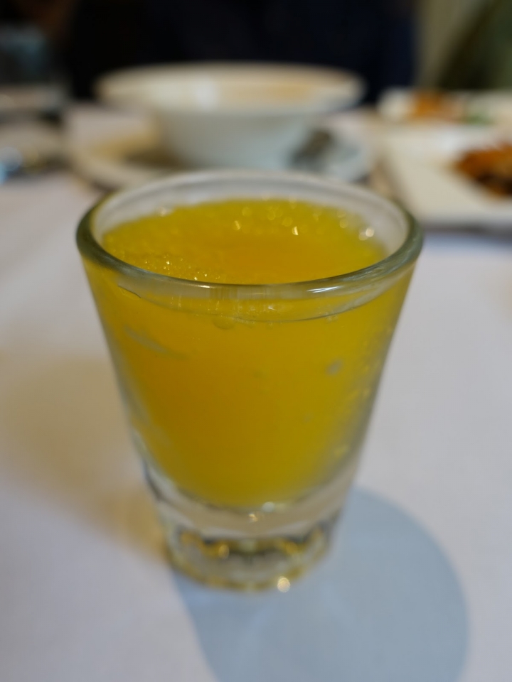 [食記] 蝸牛義大利餐廳。草莓季限定菜色--嫩煎鮭魚草莓布里起司沙拉! (民生店)