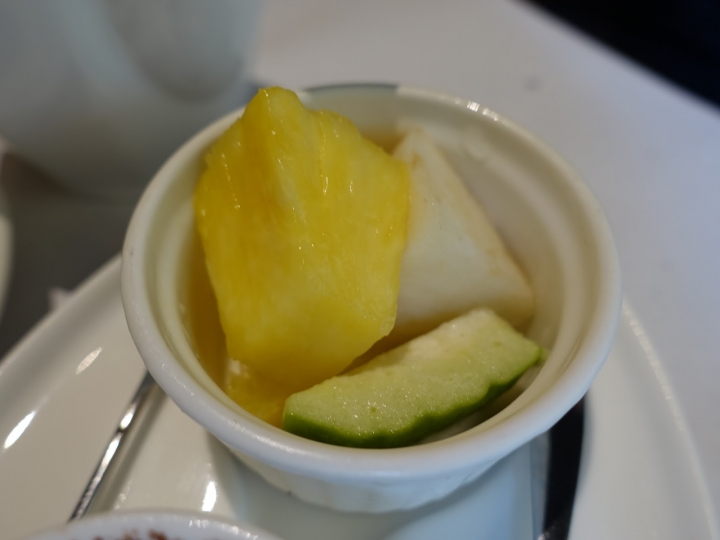[食記] 蝸牛義大利餐廳。草莓季限定菜色--嫩煎鮭魚草莓布里起司沙拉! (民生店)