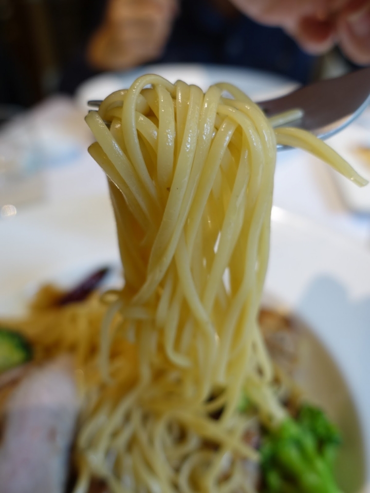 [食記] 蝸牛義大利餐廳。草莓季限定菜色--嫩煎鮭魚草莓布里起司沙拉! (民生店)