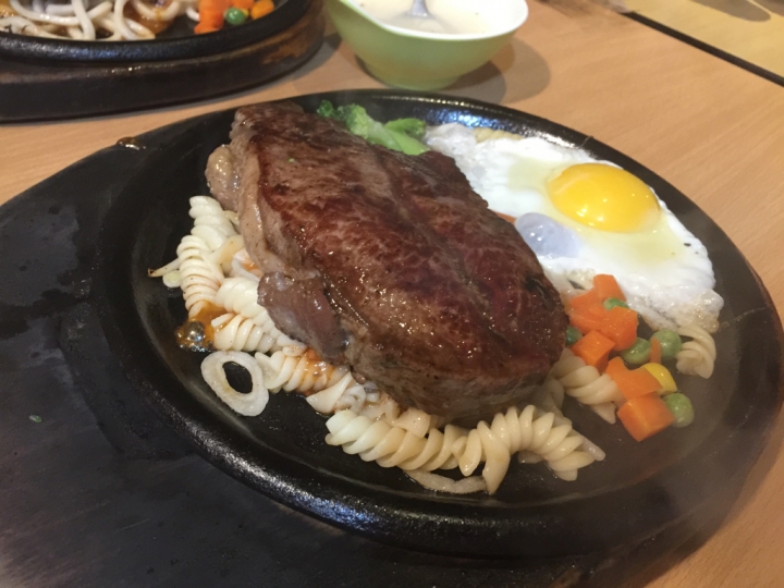 【食記】捷運亞東醫院站。厚切牛排