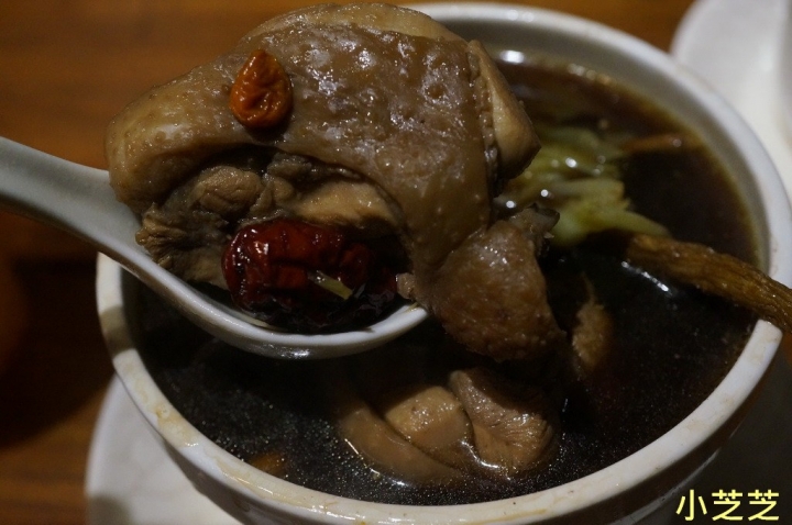 【台北美食】青島東路養身美食 台大醫院 雙月 食品社 何首鳥燉雞 麻油雞 油飯 麵線 排隊美食