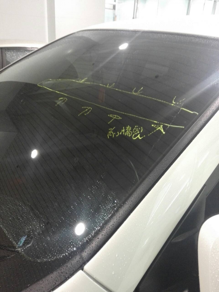 2016 RAV4 前檔玻璃裂開!!!