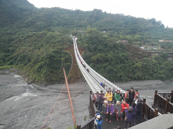 騎 向 屏 東 瑪 家 山 川 琉 璃 吊 橋