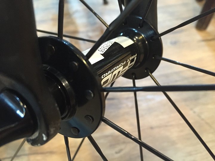 [開箱]新入手 FFWD F6R(原廠花鼓)