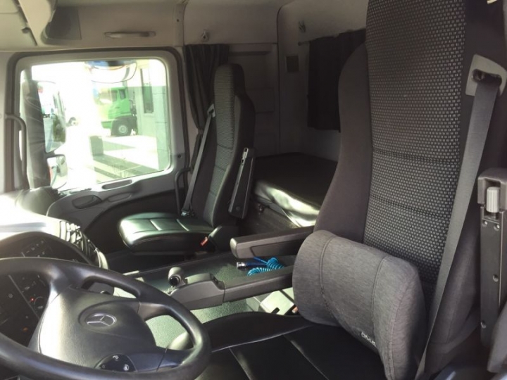 開著賓士柴油車拉轉。