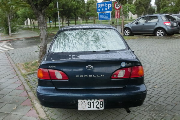 烏日高鐵站人行道亂停車 (省停車費 領紅單)