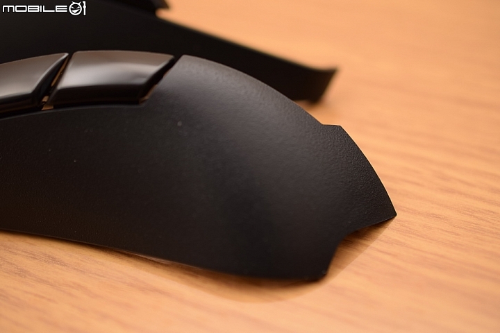 [開箱] ROCCAT 模組化 KIRO 雙手通用光學滑鼠