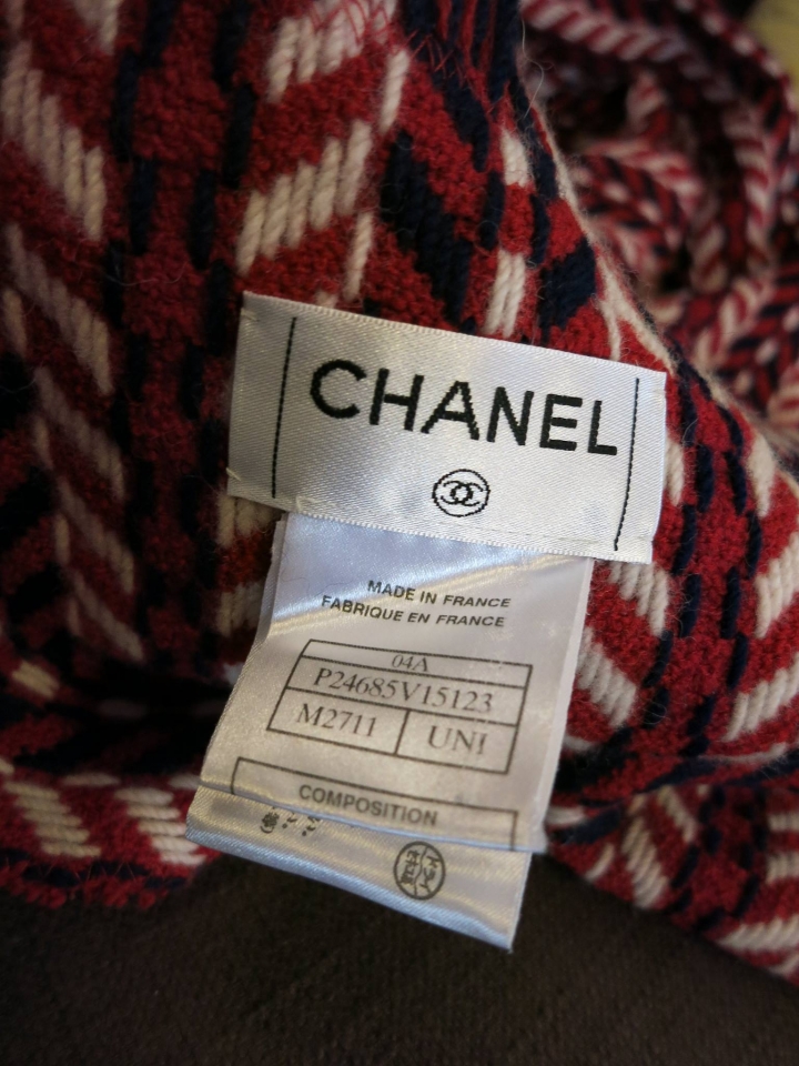 有人知道這條圍巾目前櫃上價錢嗎Chanel