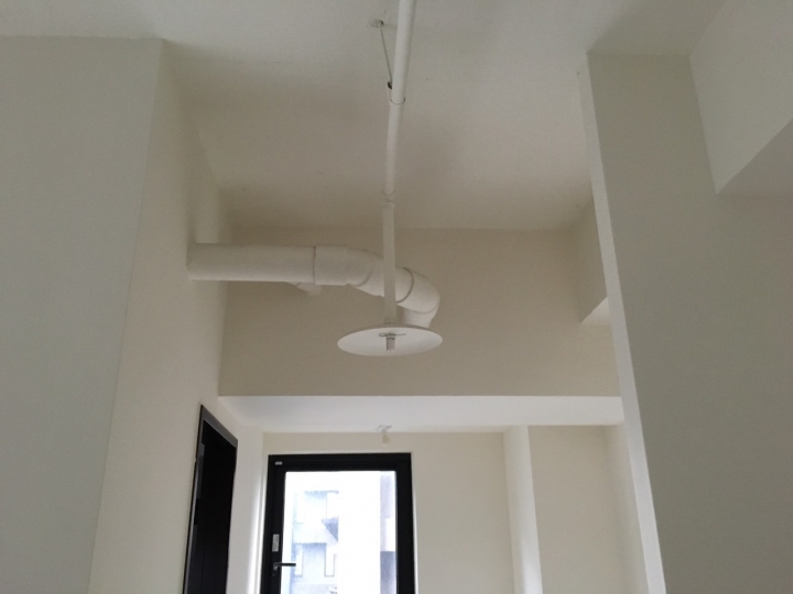 房間天花板和浴室天花板都有水管外露。只要樓上和本層用水，就會有水聲。