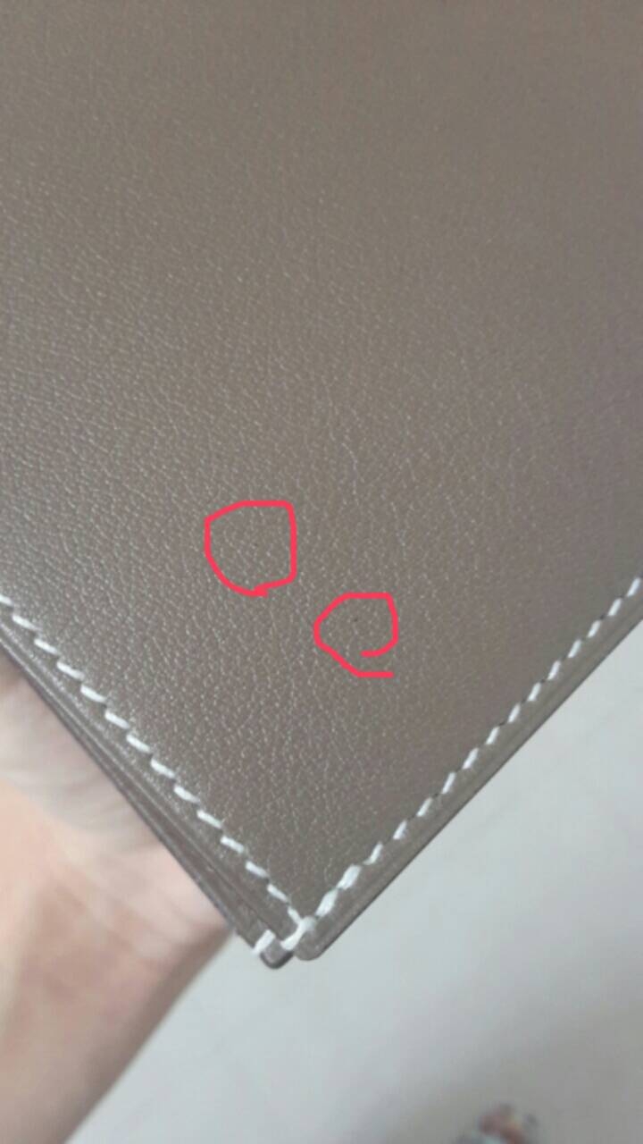 關於新買的hermes皮夾上不明黑點