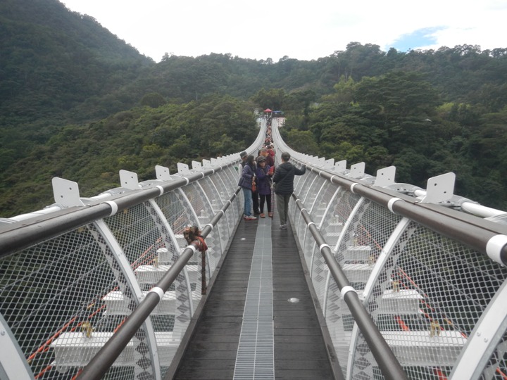 騎 向 屏 東 瑪 家 山 川 琉 璃 吊 橋