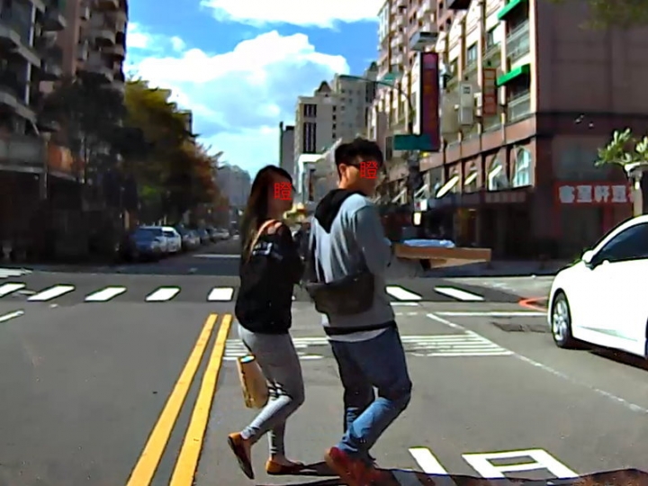 走斑馬線很難 ? (甘願穿越馬路和車子拚命)