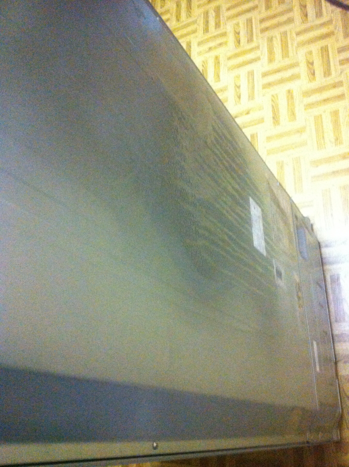 家裡的冰箱 濕背秀了..........