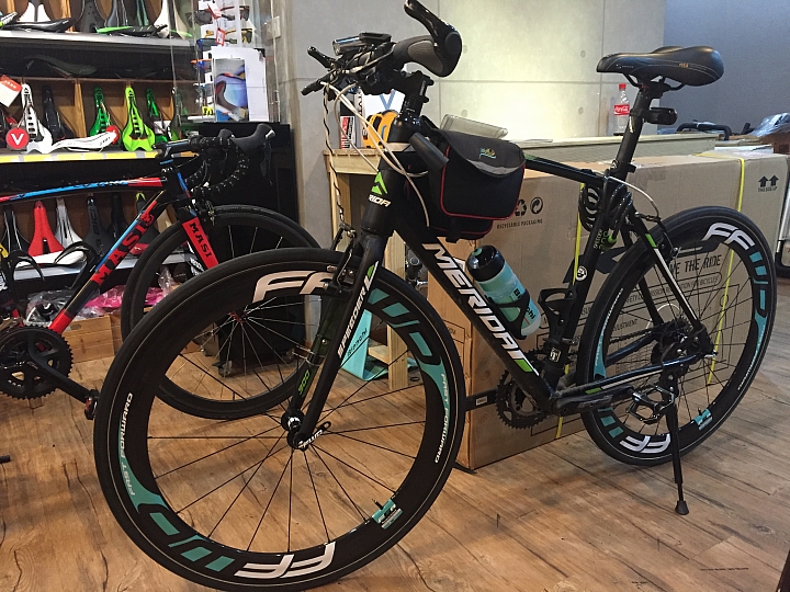 [開箱]新入手 FFWD F6R(原廠花鼓)