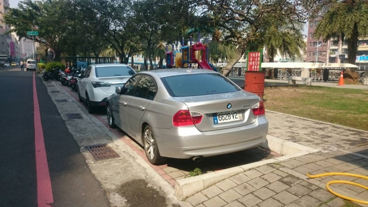 請問這種違規停車要向那個地方檢舉(更新)