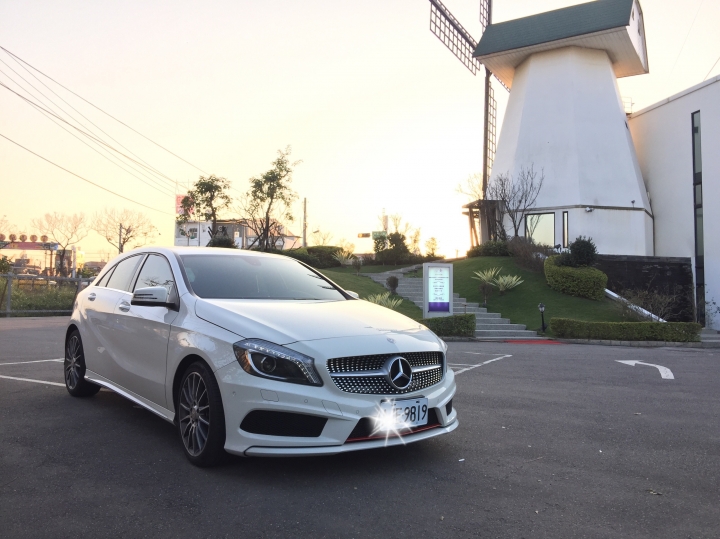 賓士賽車椅,是否有如BMW出掛勾彈簧?買東西可以掛上