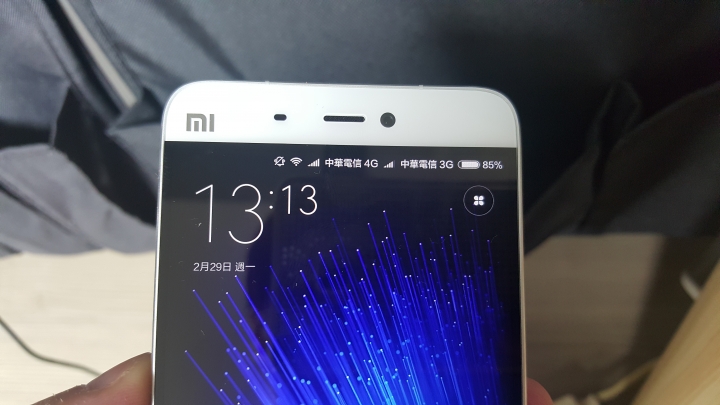 台灣市場第一支4G+3G手機出現? 小米5實測