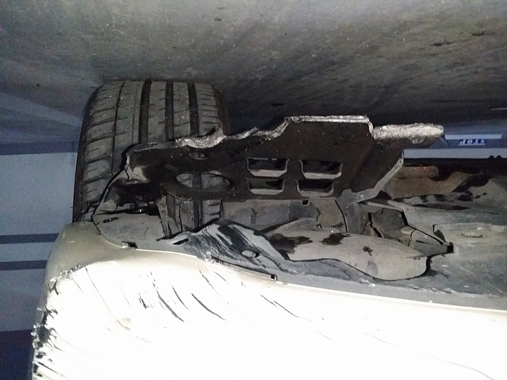 [請教] 06年civic8  左前輪拱（？）損壞