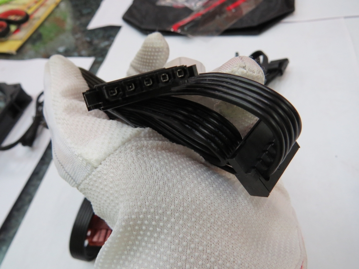 [開箱] Enermax金緻冰核II 650W金牌半模組電源