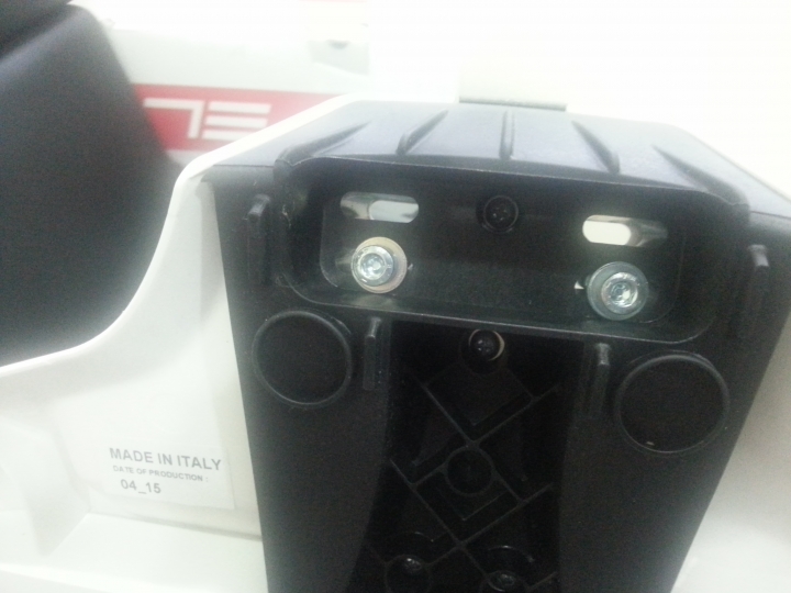 ELITE Qubo Power Fluid 阻尼器鎖孔位置