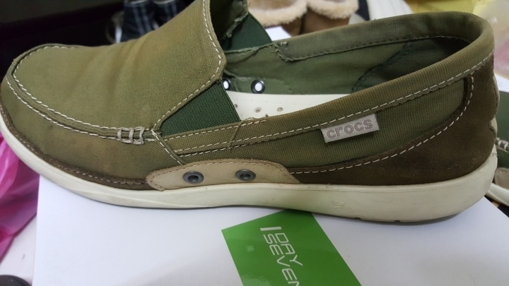 Crocs鞋褪色疑問？