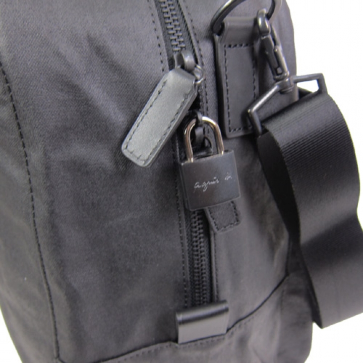 想請問有人知道這款agnes b. Voyage包日本真的有出過嗎?