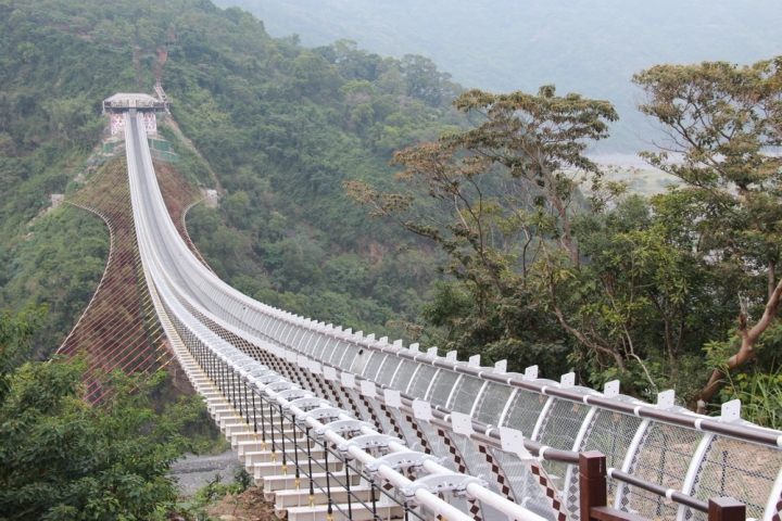 騎 向 屏 東 瑪 家 山 川 琉 璃 吊 橋