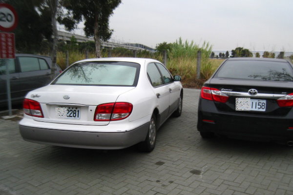 烏日高鐵站人行道亂停車 (省停車費 領紅單)