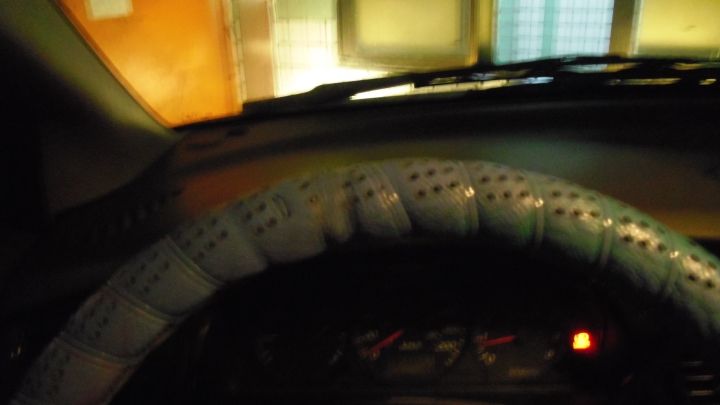 '00 MPV開啟小燈及大燈後，車內儀錶板燈不亮，求解。