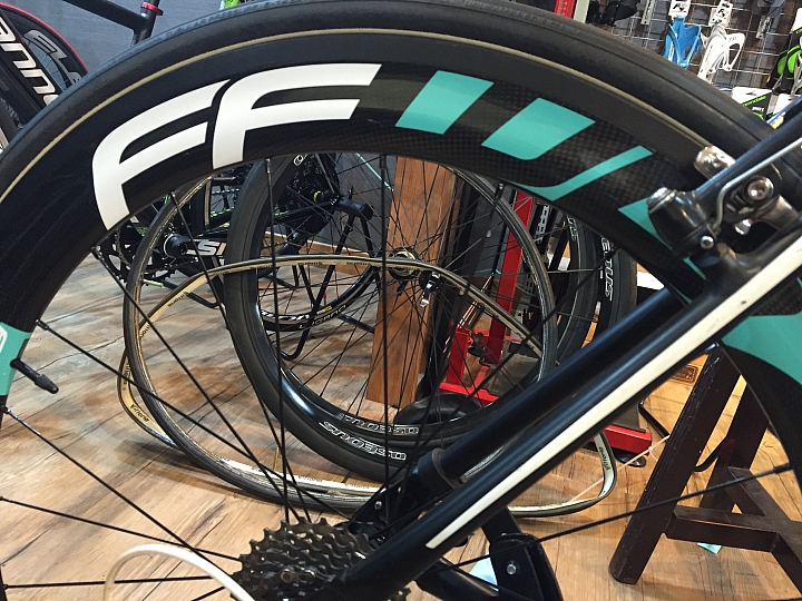 [開箱]新入手 FFWD F6R(原廠花鼓)