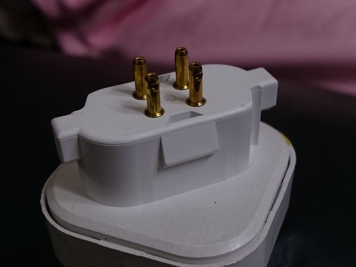 請教各位網兄，這種內崁燈的座是何種？ 想轉接E27 led燈