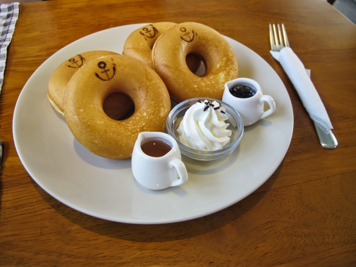 [食記] 淡水。安克黑咖啡 Ancre café--異國水岸風情 繪本風格咖啡店