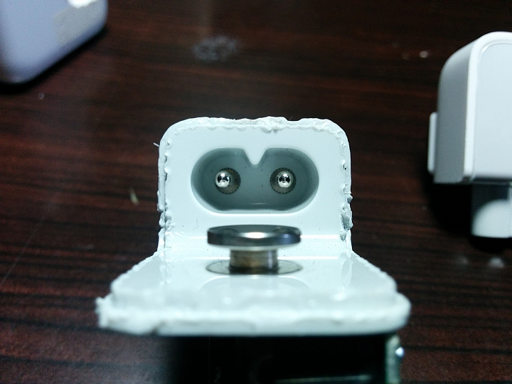 分享：蘋果5.2V 2.4A 12W USB「號稱原廠」充電器拆解