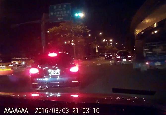 您老(總是)不亦樂乎地利用直行道左轉/左轉道右轉, 小弟也不亦樂乎地檢舉您