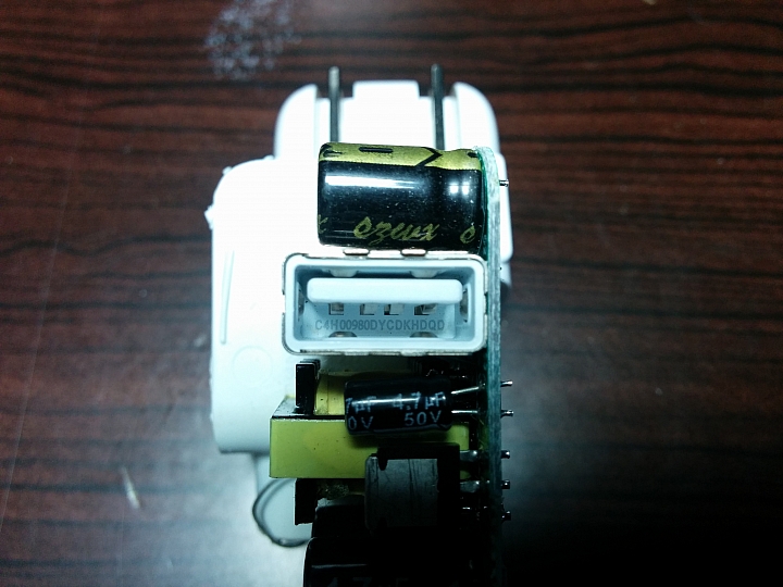 分享：蘋果5.2V 2.4A 12W USB「號稱原廠」充電器拆解