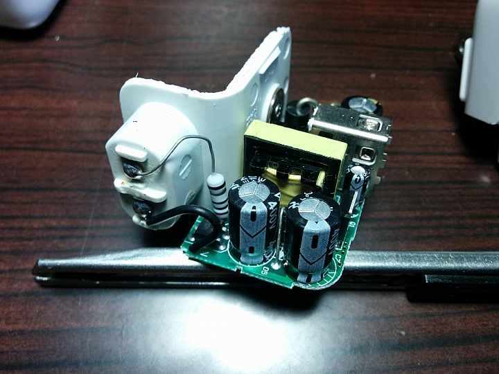 分享：蘋果5.2V 2.4A 12W USB「號稱原廠」充電器拆解