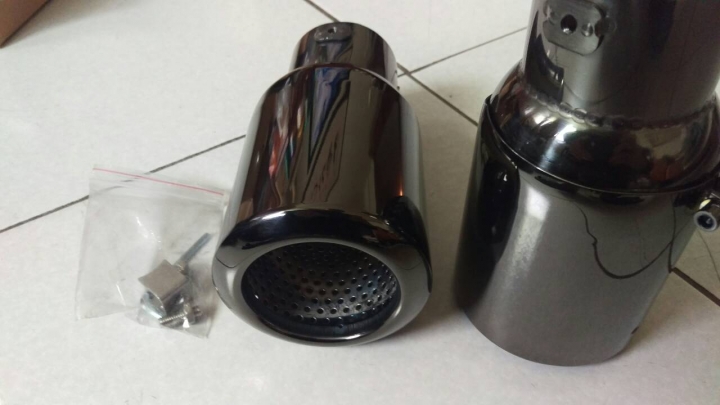 請問新馬3 4門版的排氣管尾飾管如何安裝?