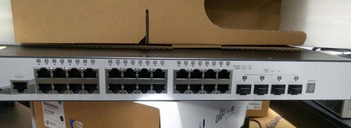 Unifi PoE Switch US-48-500W 的內部構造