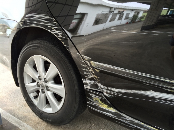 請教10.5 Altis 烤漆板金問題