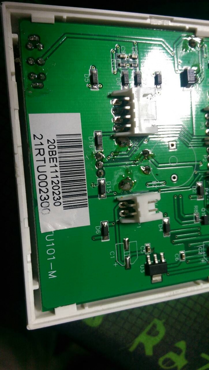 請問有沒有人碰巧知道此小型送風機(Fan coil)控制器的廠牌