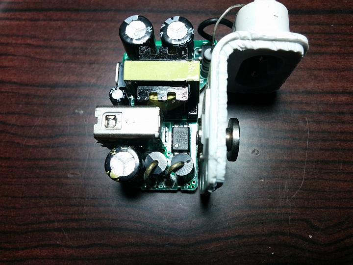 分享：蘋果5.2V 2.4A 12W USB「號稱原廠」充電器拆解