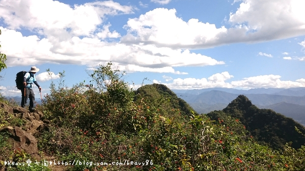 ■高雄■旗山，登【旗尾山】觀綿延不絕的稜線之美。