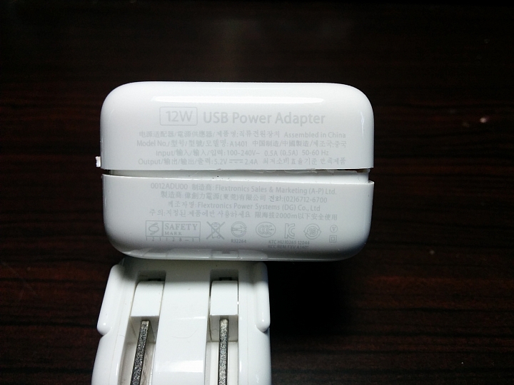 分享：蘋果5.2V 2.4A 12W USB「號稱原廠」充電器拆解