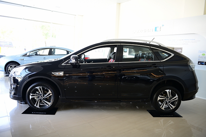 U6的尾燈棒，比較了Lexus RX的尾燈，新版Sports+燻黑尾燈值得去看看。