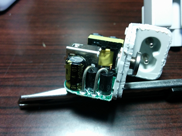 分享：蘋果5.2V 2.4A 12W USB「號稱原廠」充電器拆解