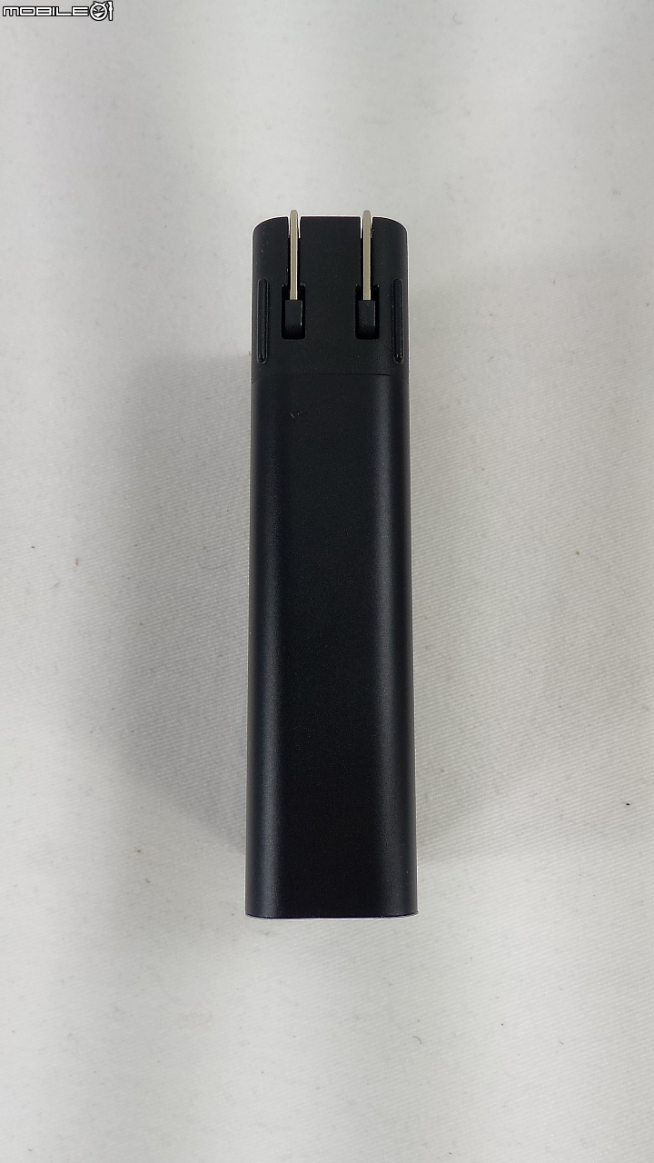 有插座的公車加上有插頭的行動電源太讚了，真的是小迷糊的大救星啊~第一次在公車上充電感覺真棒！